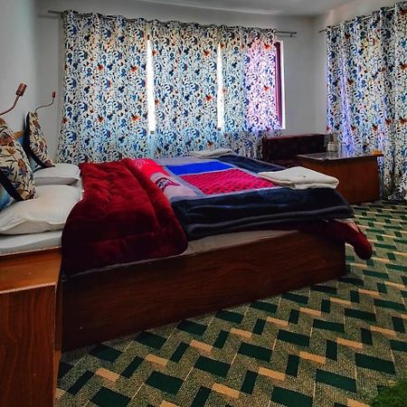 Tip Top Pahalgam Hotel Luaran gambar