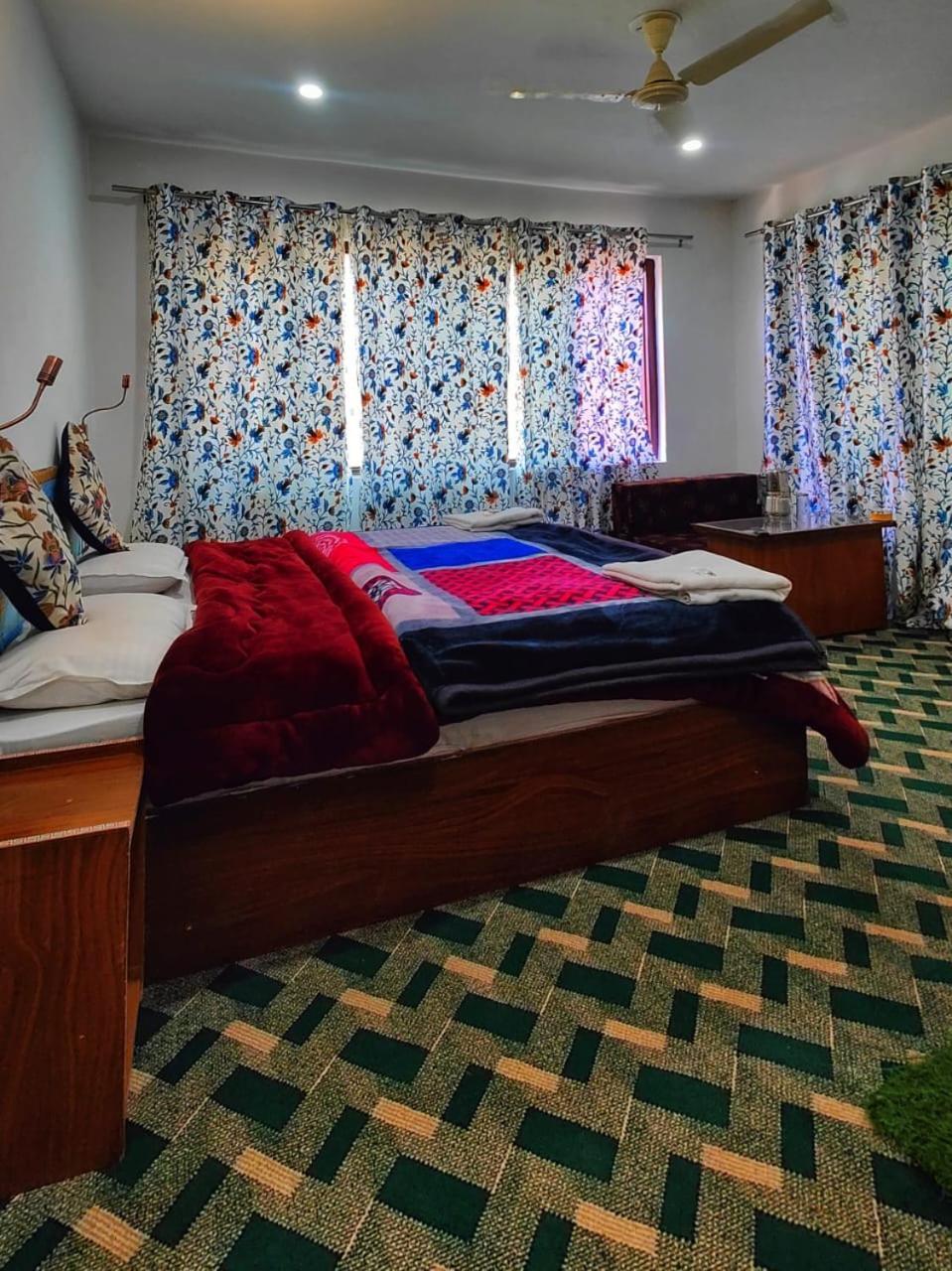 Tip Top Pahalgam Hotel Luaran gambar