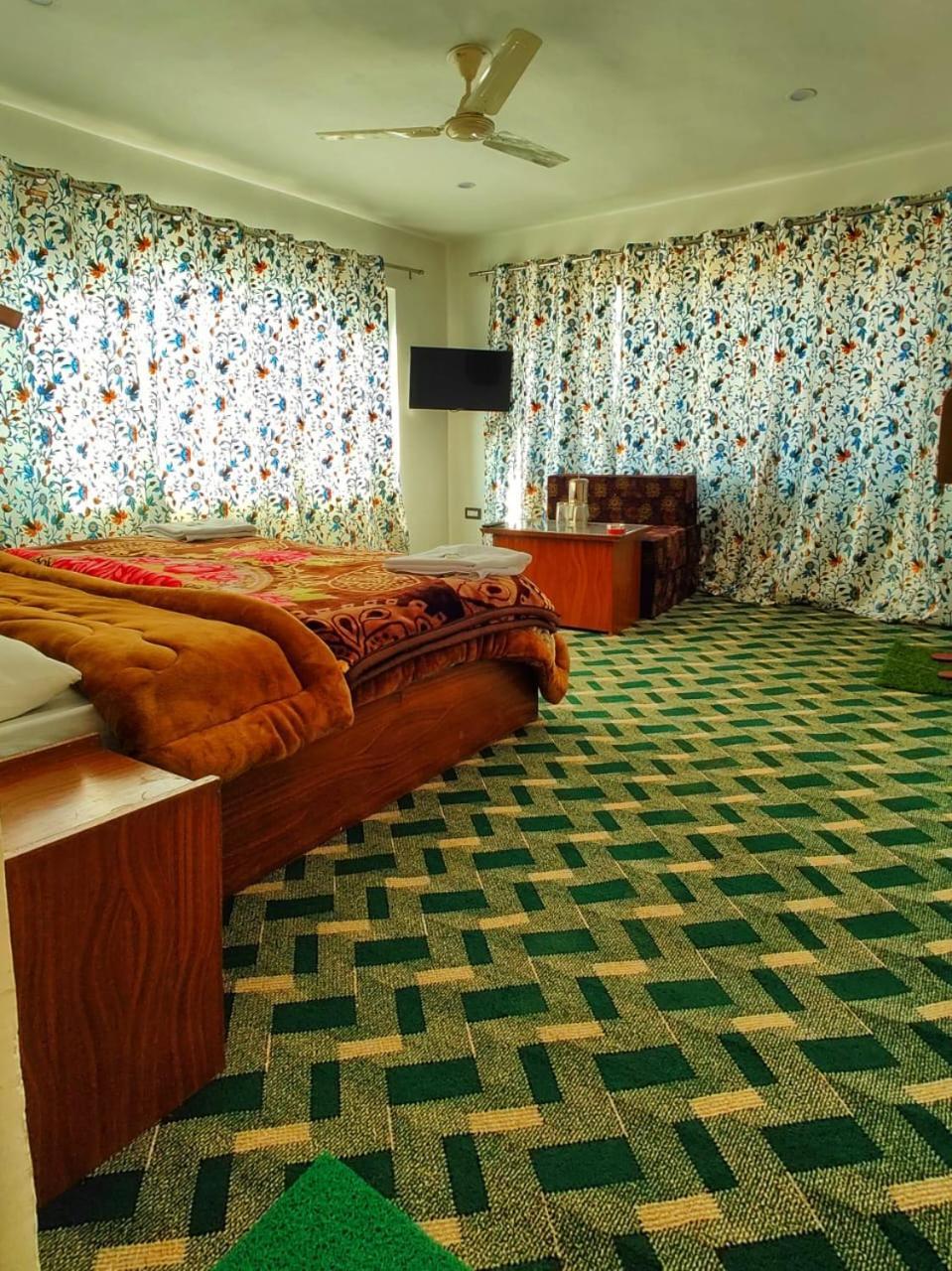 Tip Top Pahalgam Hotel Luaran gambar